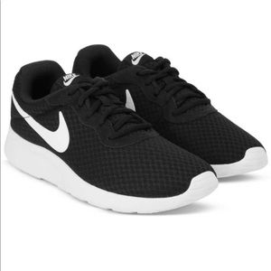 Nike Tanjun Black Tennis Shoes